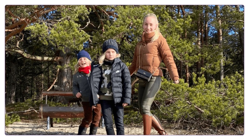 Britta y sus hijos paseando